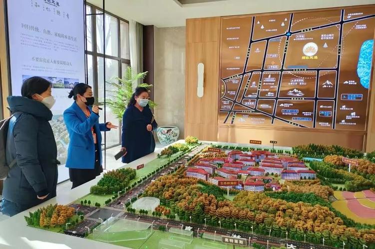 王波和张宝莹老师走访国色天莲康养小镇张宝莹老师走访鸿厚堂健康管理